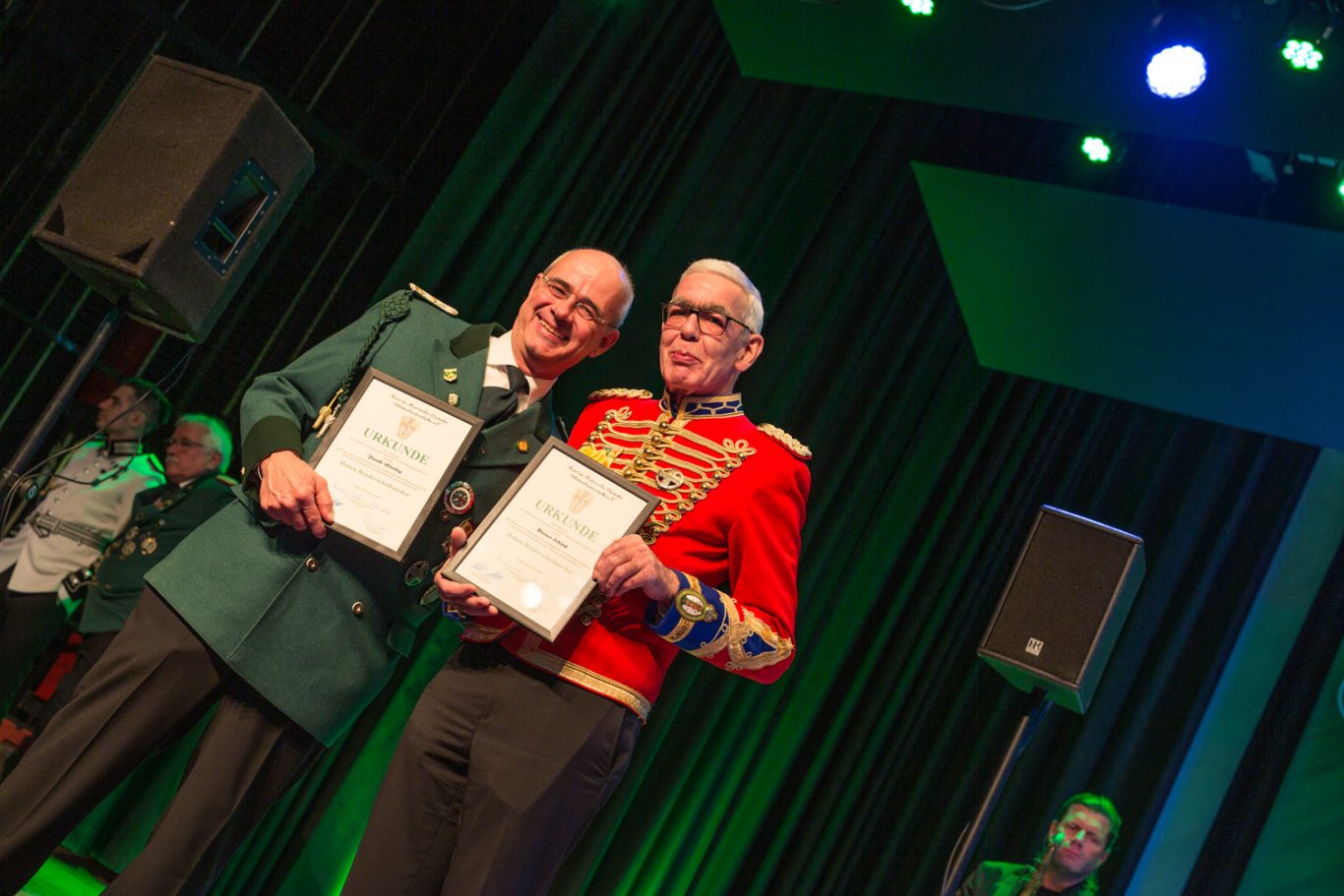 Frank Nicolay (links) und Werner Schink (rechts) erhalten jeweils den Hohen Bruderschaftsorden